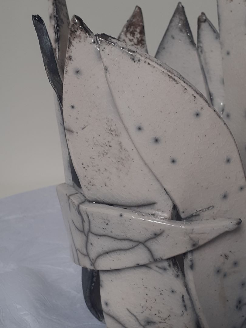 dettaglio del vaso foglie, le crepe e le sfumature del raku