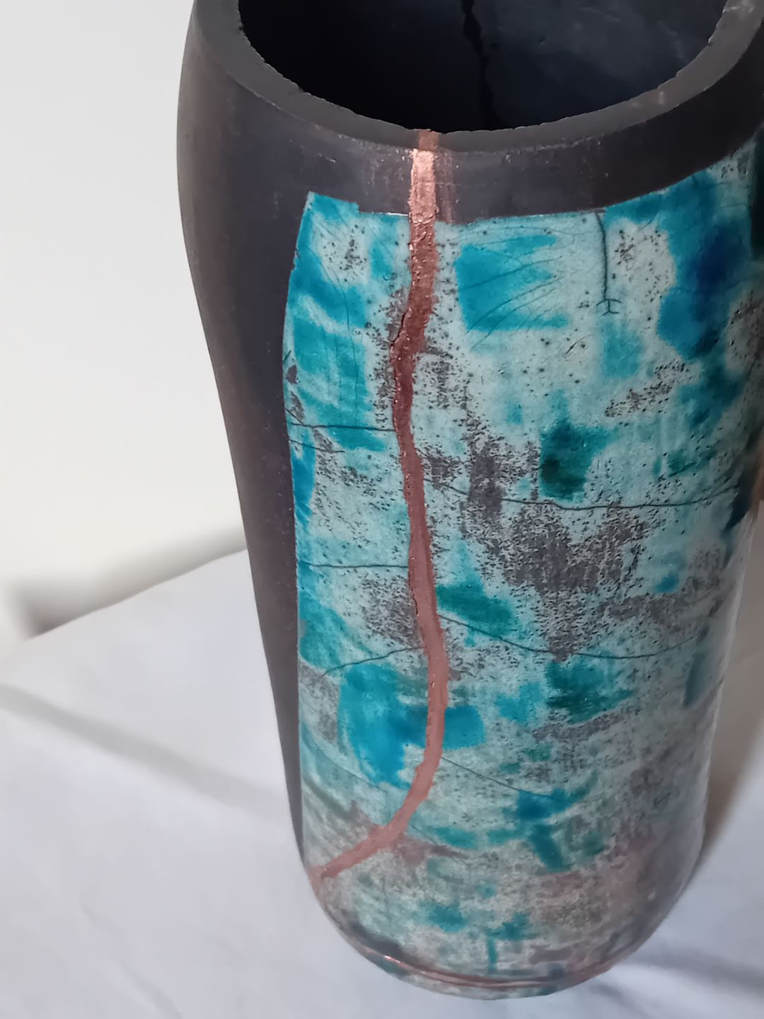 dettaglio vaso raku kintsugi azzurro e nero agnese granata