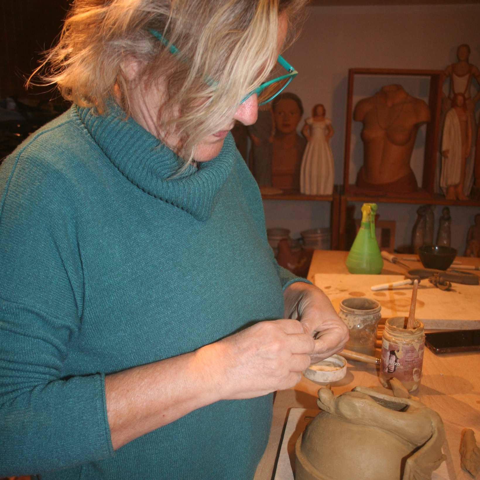 agnese granata lavora sulle ceramiche