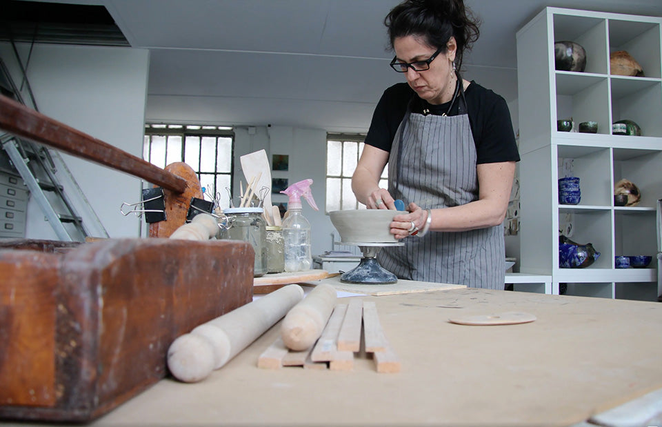 Mariangela Zabatino lavora sulla ceramica