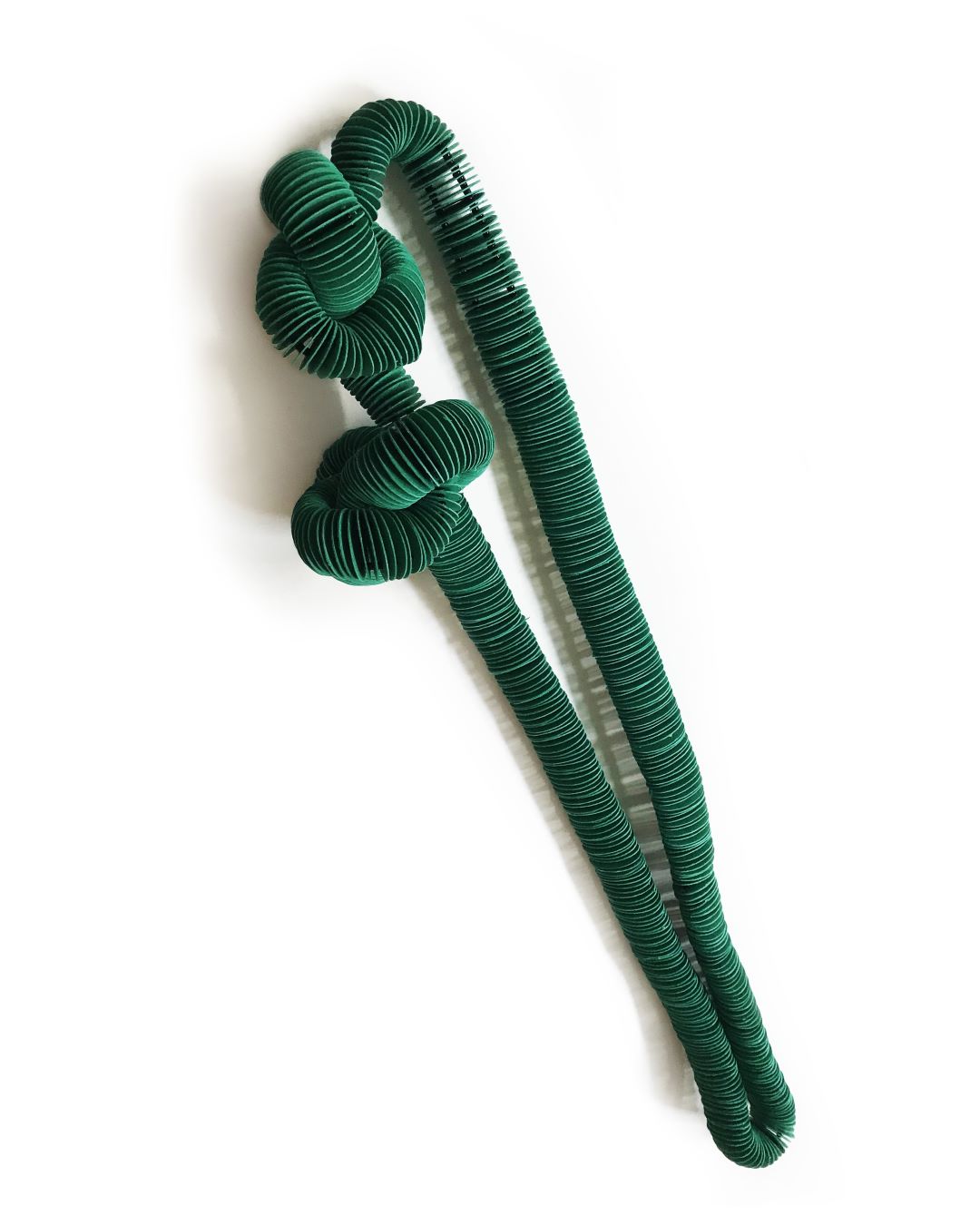 collana verde con nodi distesa per il lungo