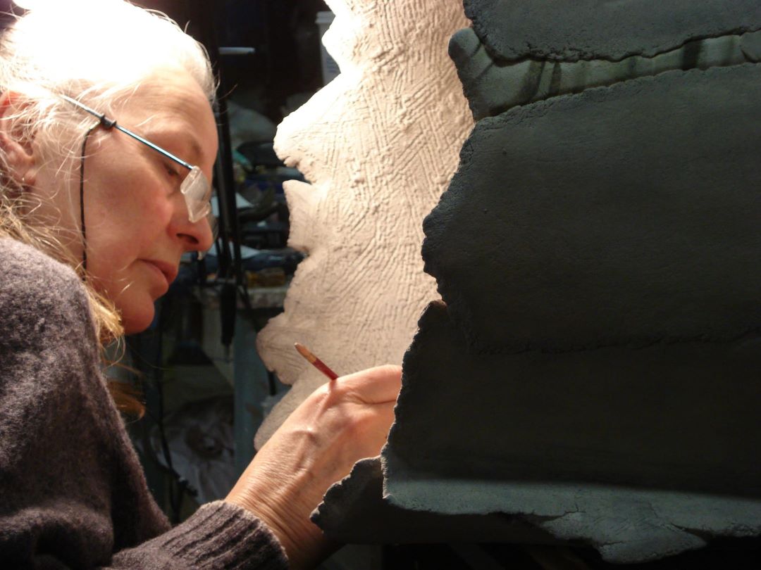 Ingrid Mair Zischg che lavora sulla ceramica