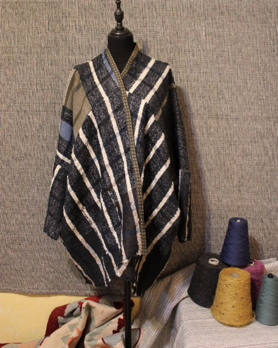 kimono trieste nero a righe di paola boerci su un manichino
