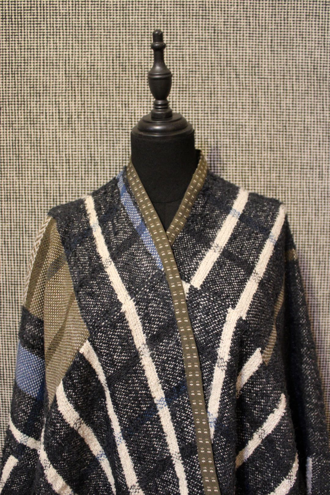 kimono trieste nero a righe su manichino