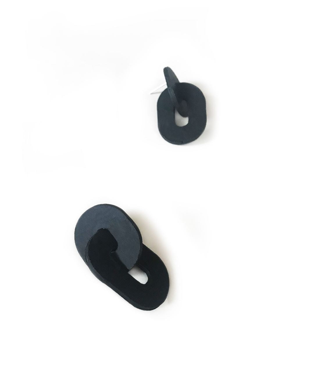 orecchini doppia maglia neri in carta
