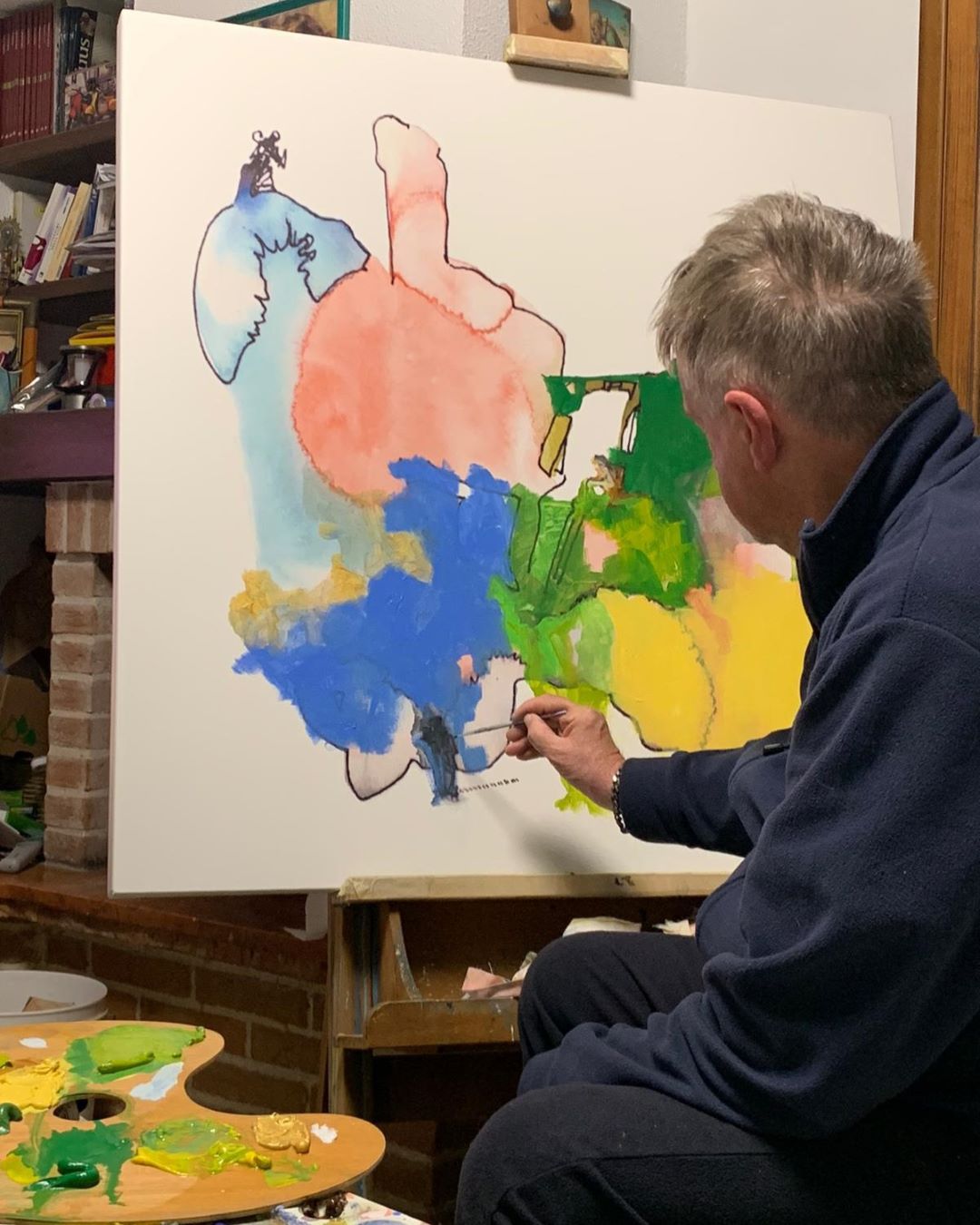 Carlo vercelli mentre dipinge uno dei suoi quadri nel suo studio