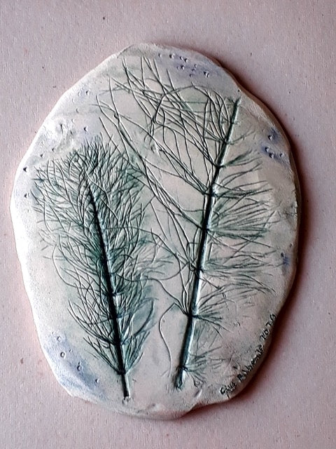 Impronta di una pianta realizzata da Giulia Alberti in ceramica