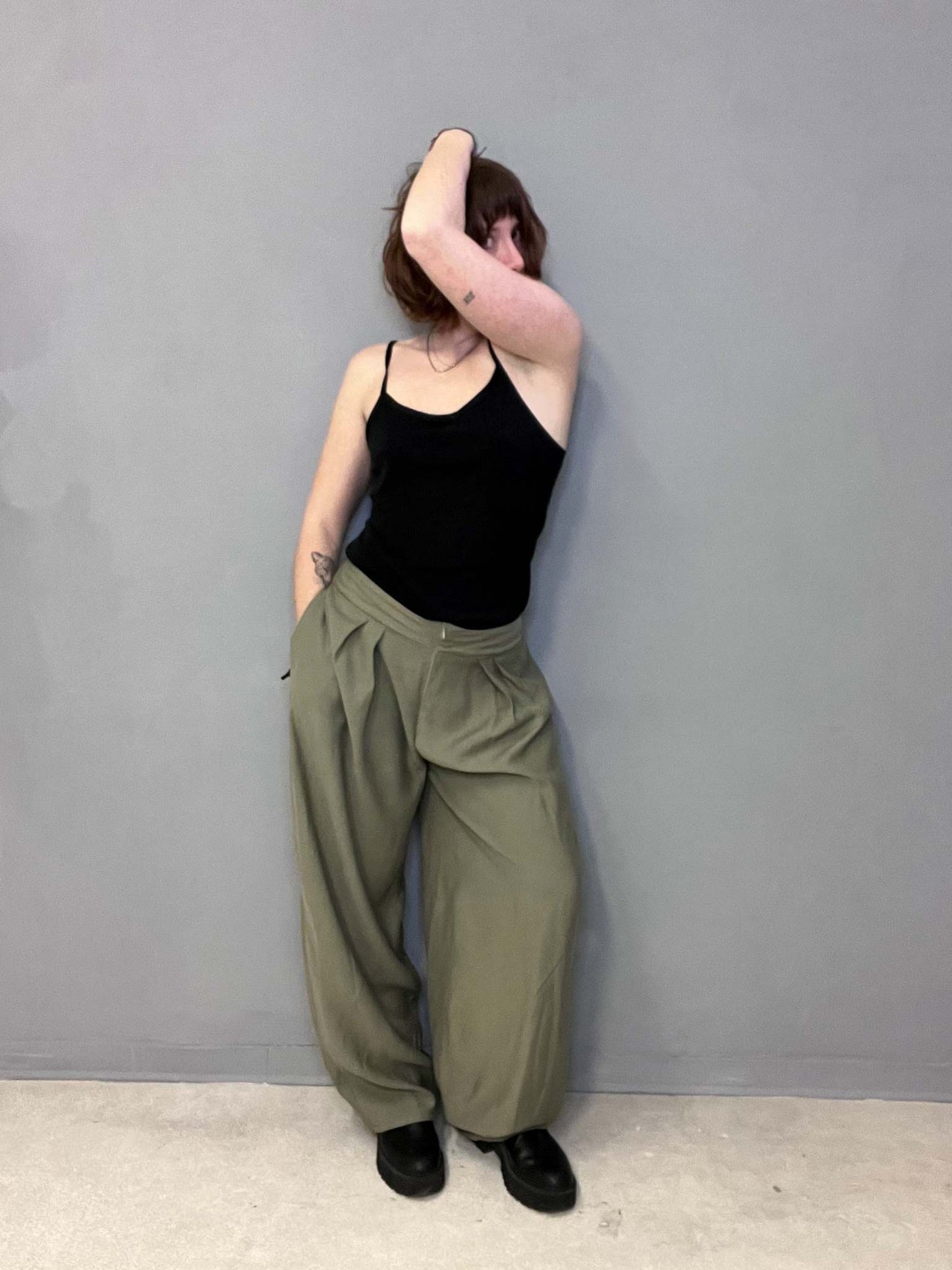 pantalone brenda verde militare indossato da donatella ddlab