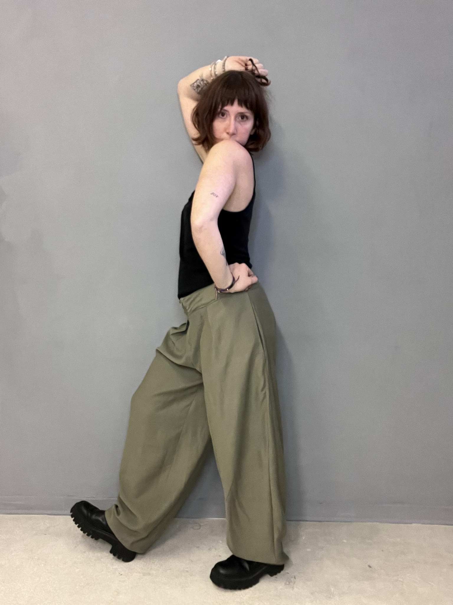 pantalone brenda verde militare indossato da donatella ddlab