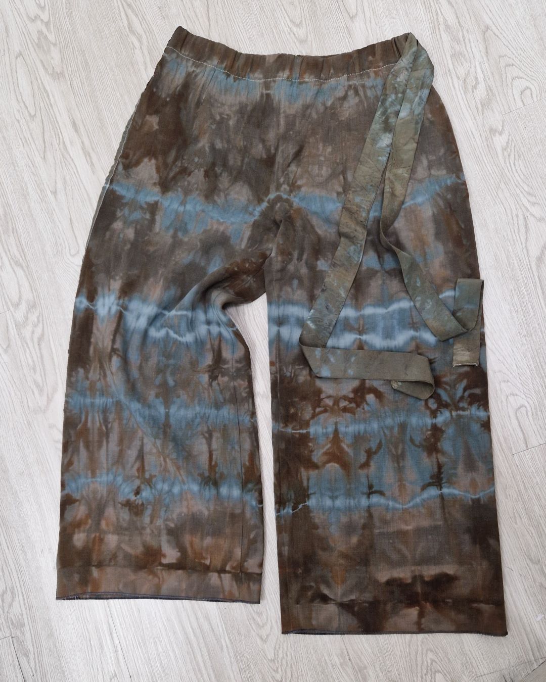 pantalone in lana tinta e stampa naturale