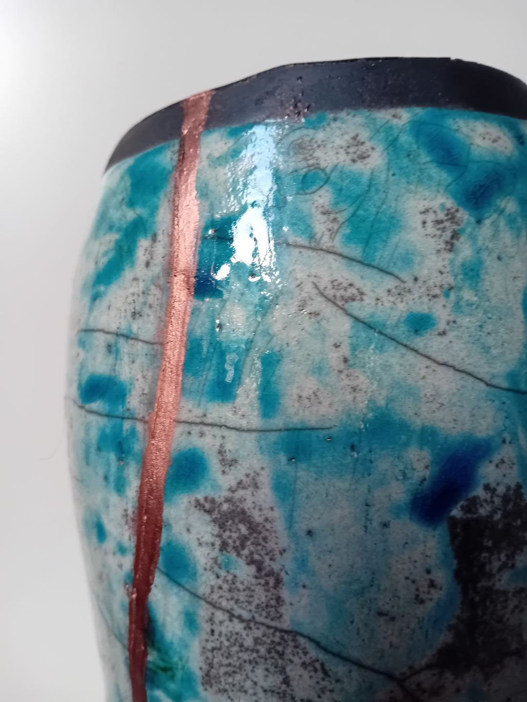 dettaglio vaso raku kintsugi azzurro e nero agnese granata