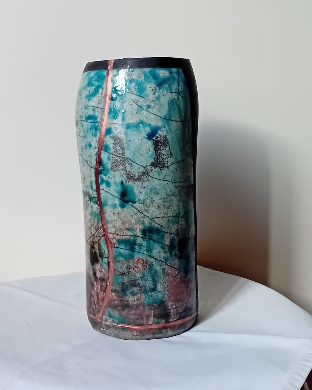 vaso raku kintsugi azzurro e nero agnese granata