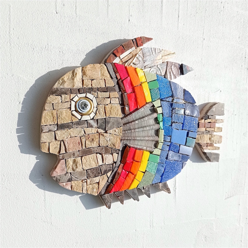 pesciolino arcobaleno a mosaico in marmo e sughero