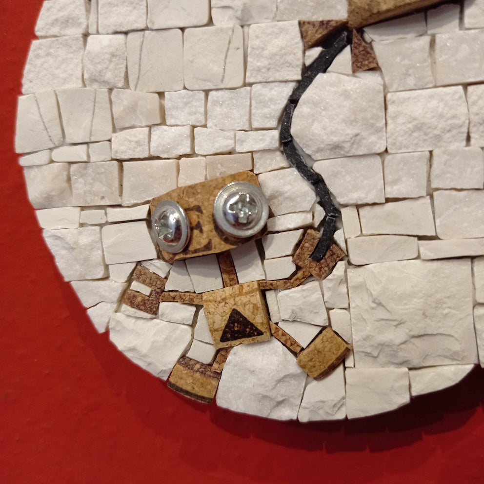 dettaglio del robottino del tondo a mosaico in marmo e sughero