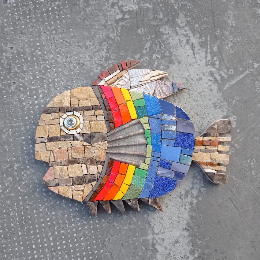 pesciolino arcobaleno a mosaico in marmo e sughero
