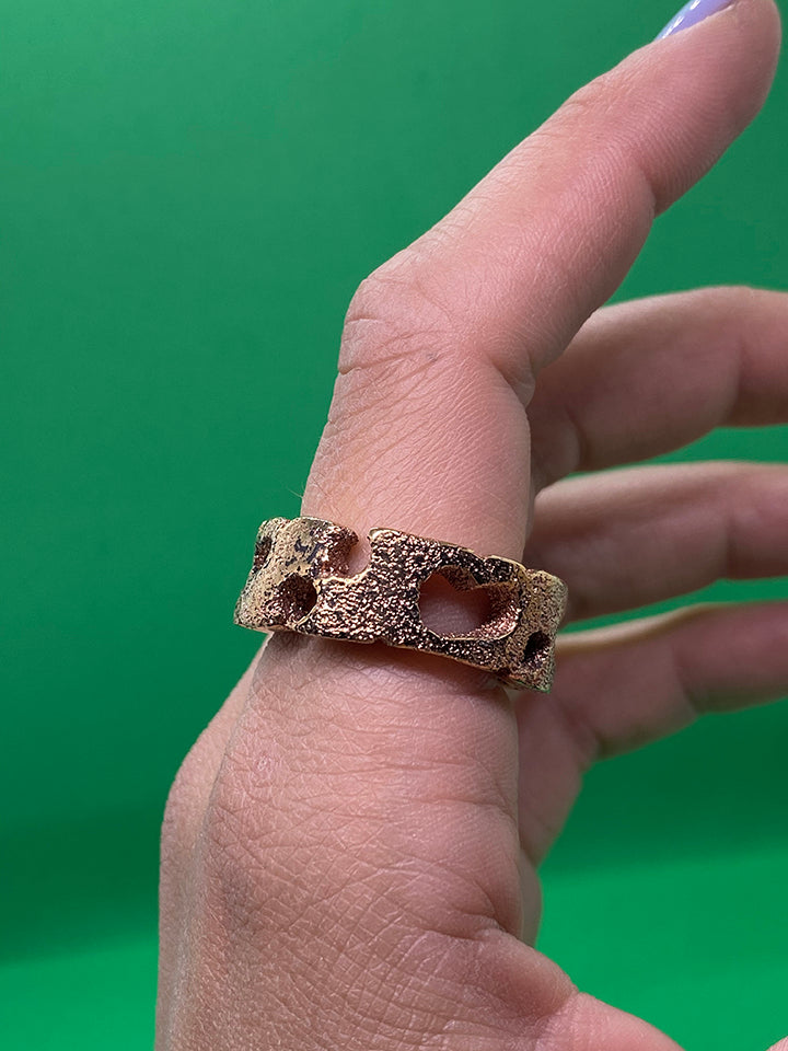 Anello 44 indossato, pezzo unico fatto a mano in bronzo 