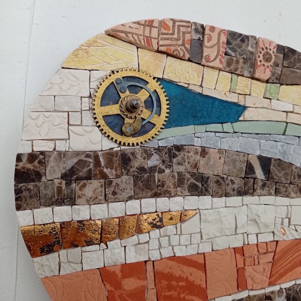 dettaglio della testa del mosaico a forma di balena grande, si vedono le tessere di marmo realizzate con la tecnica dello spacco a vista