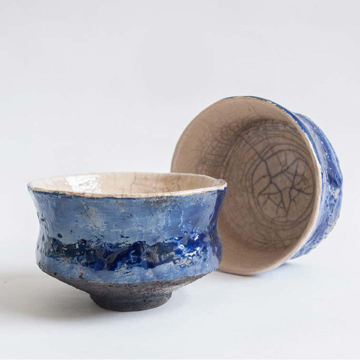 set di due tazze chawan fatte a mano in ceramica raku e smaltate di blu