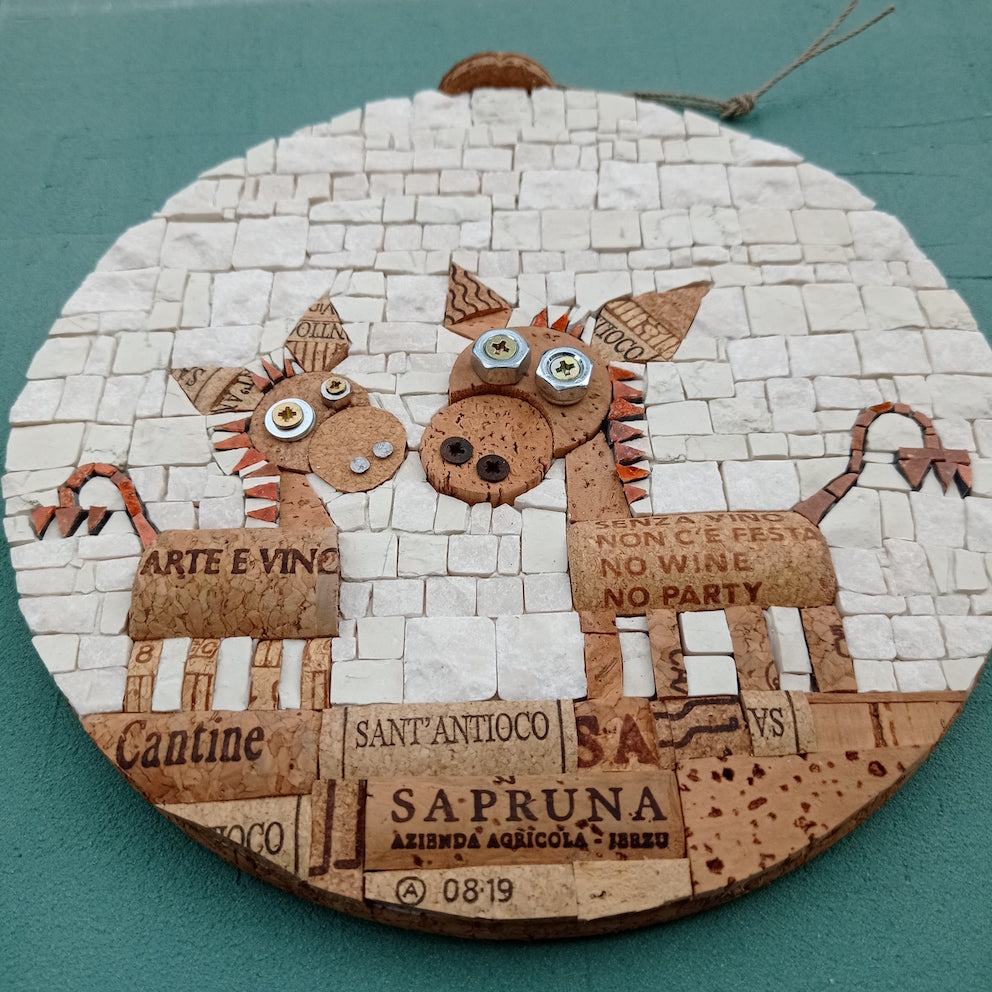 mosaico rotondo di diametro 18 cm, raffigurati due simpatici ciuchini realizzati con sughero recuperato dai tappi di bottiglia, sfondo bianco in marmo