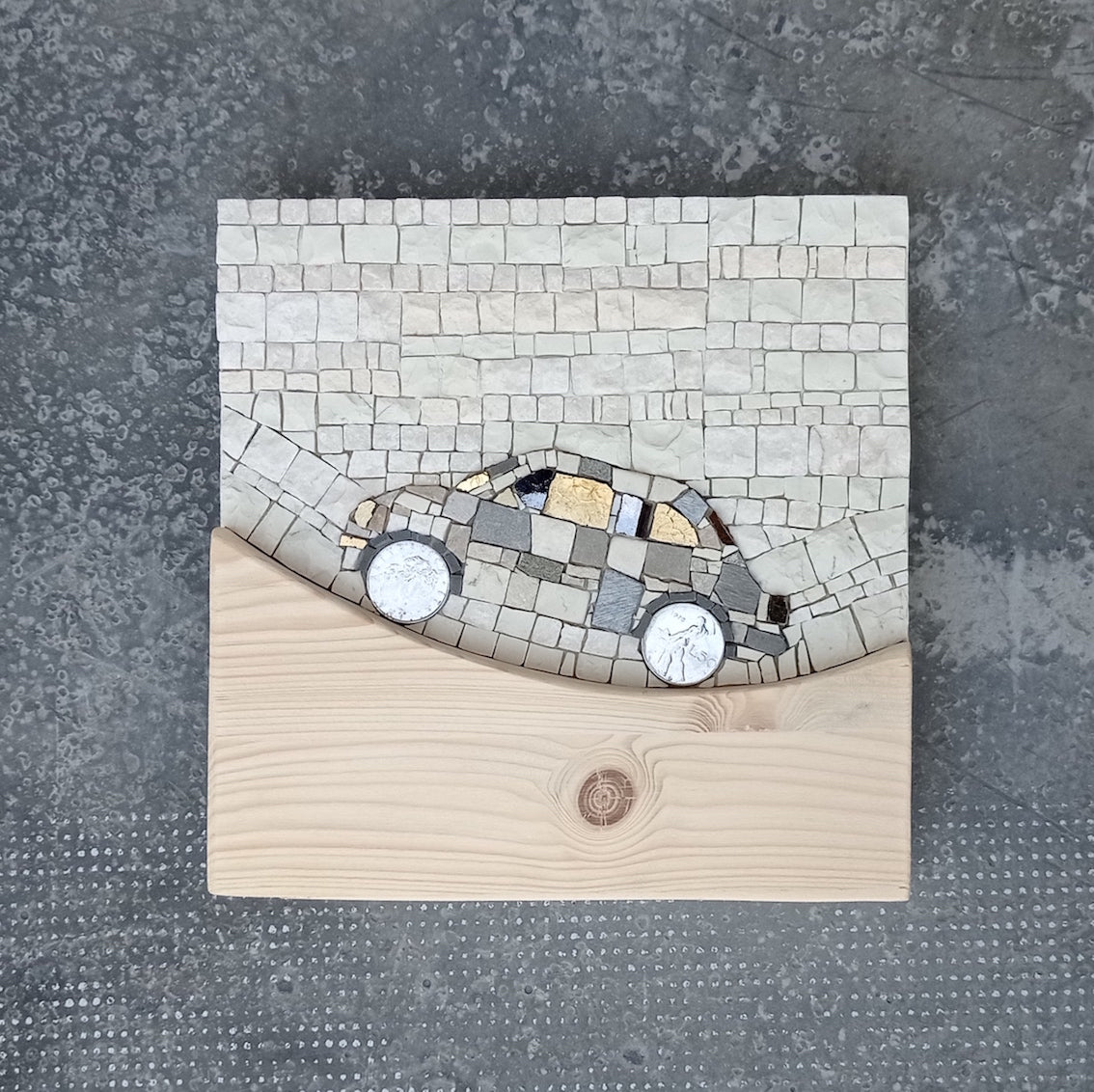 mosaico raffigurante una fiat 500