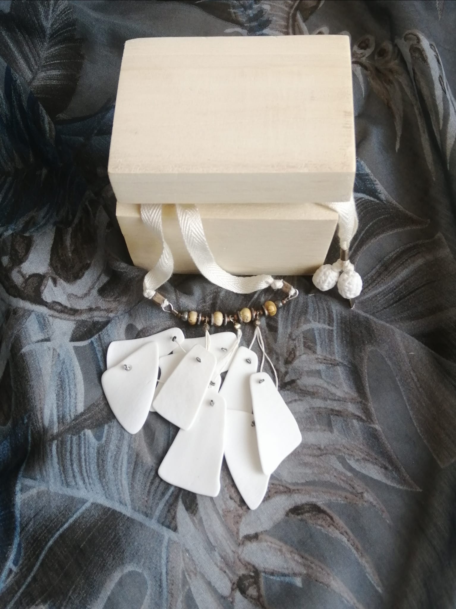 White slabs necklace