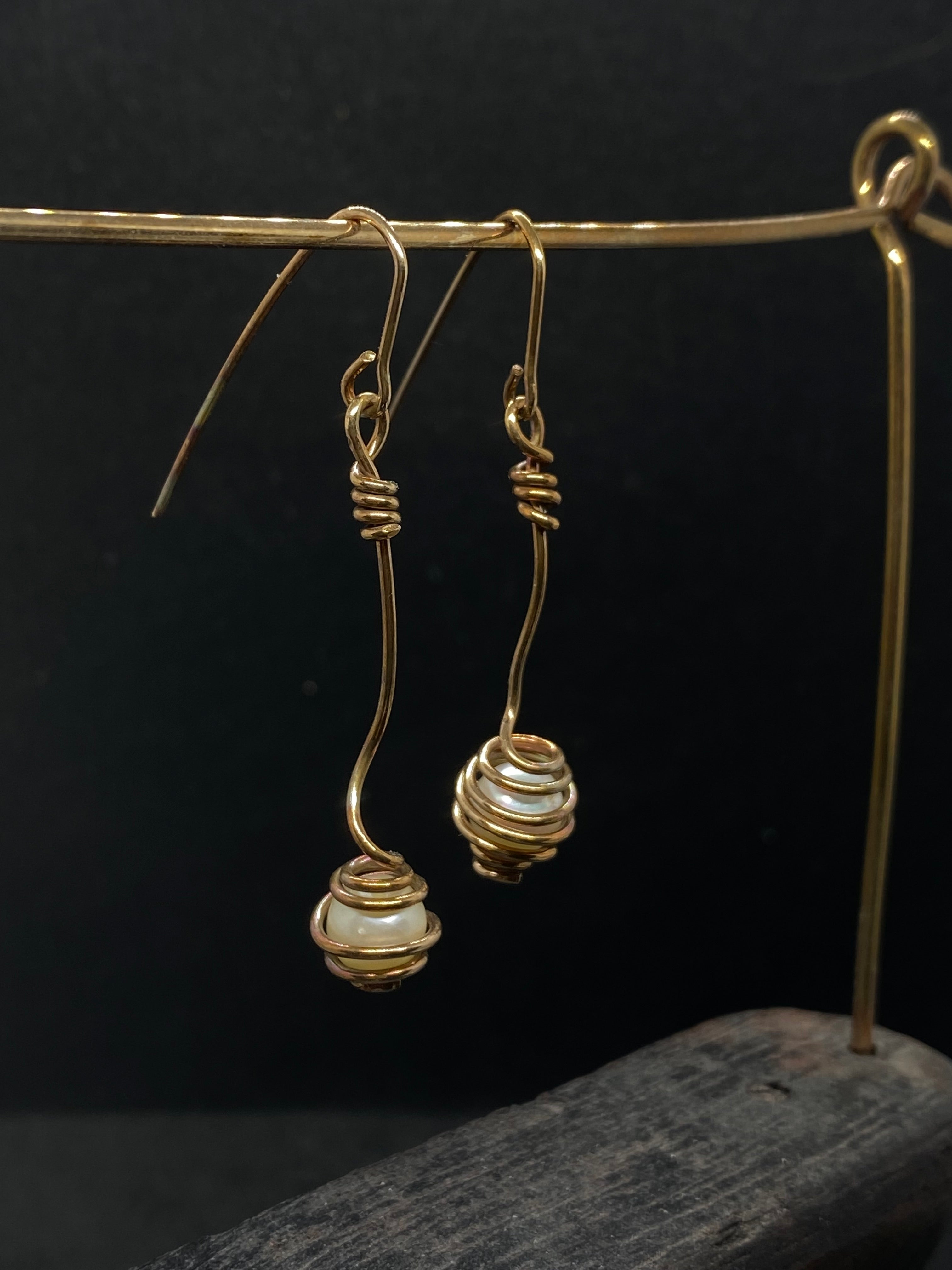 Orecchini intreccio con perla  in bronzo
