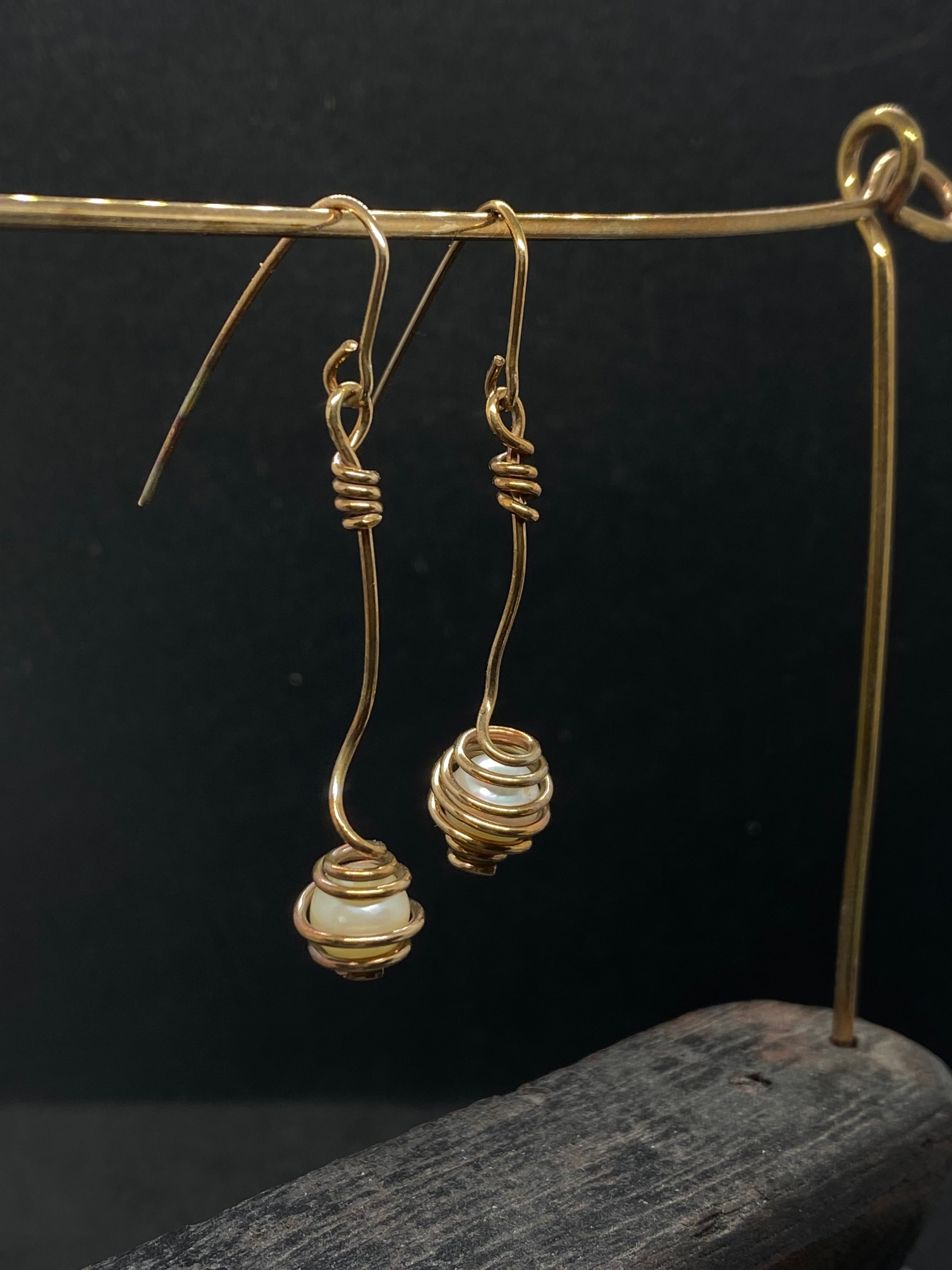 Intertwining earrings with bronze pearl