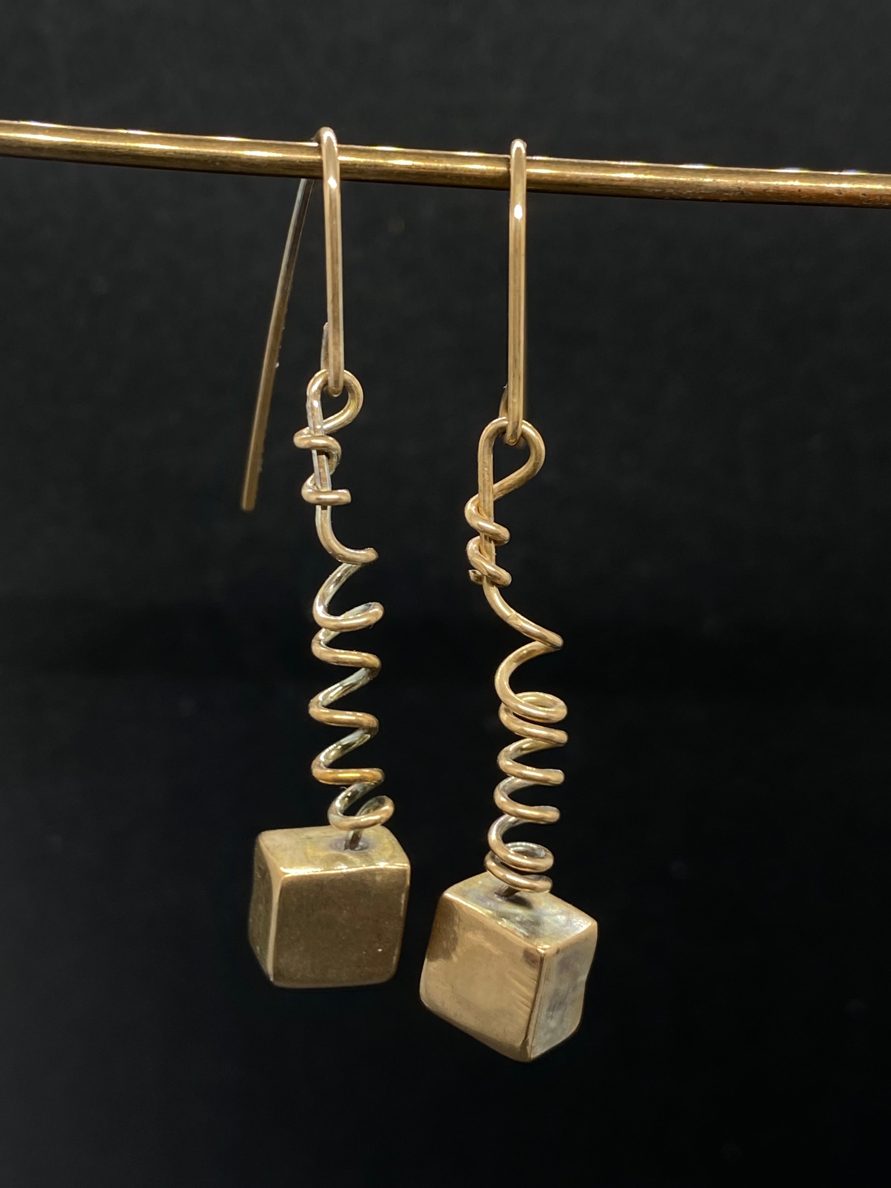 Spring earrings in bronze