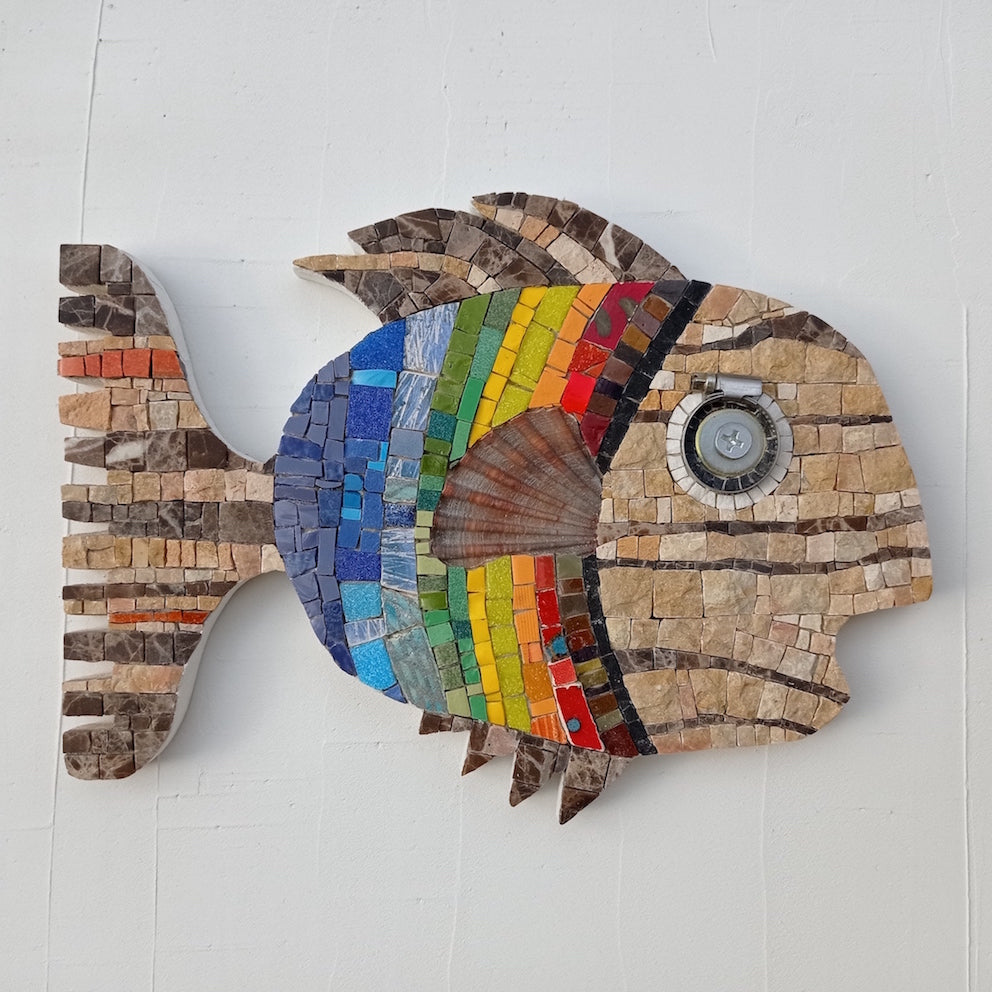 pesce mosaico arcobaleno fatto a mano
