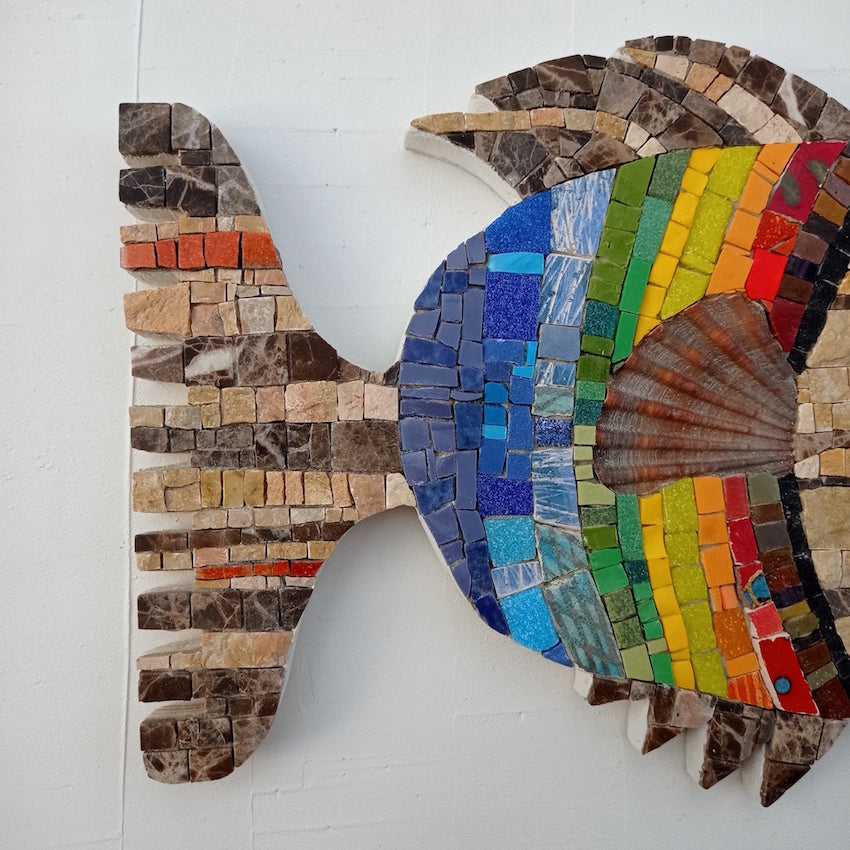 dettaglio pesce mosaico arcobaleno 