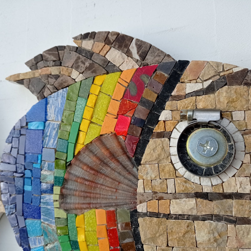 dettglio pesce arcobaleno mosaico fatto a manoù