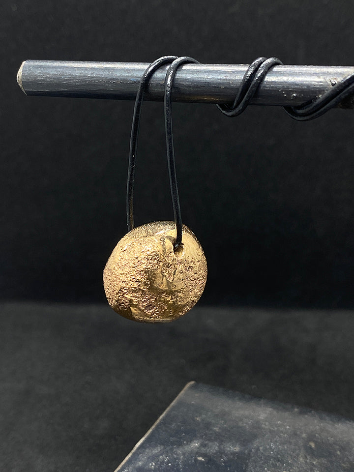 Ciondolo a forma di pallina fatto a mano in bronzo