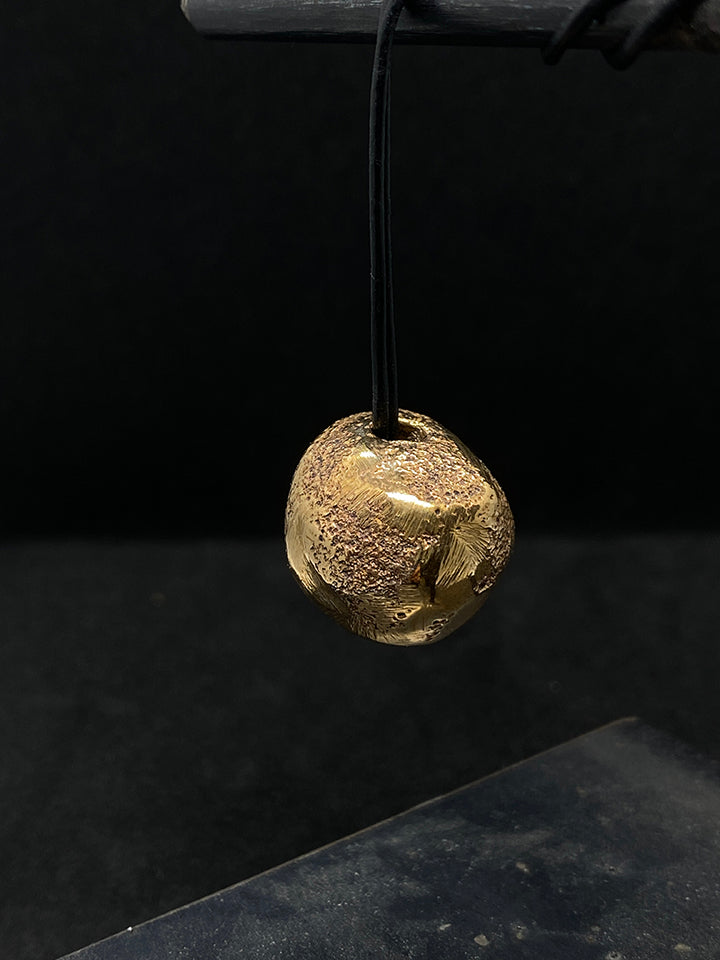 Ciondolo a forma di pallina fatto a mano in bronzo