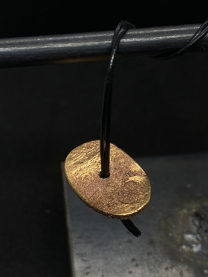Ciondolo fatto a mano in bronzo, pezzo unico 
