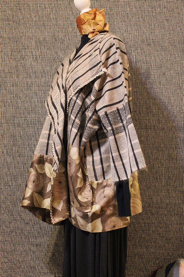 giacca tessuta a mano con telaio tradizionale su manichino