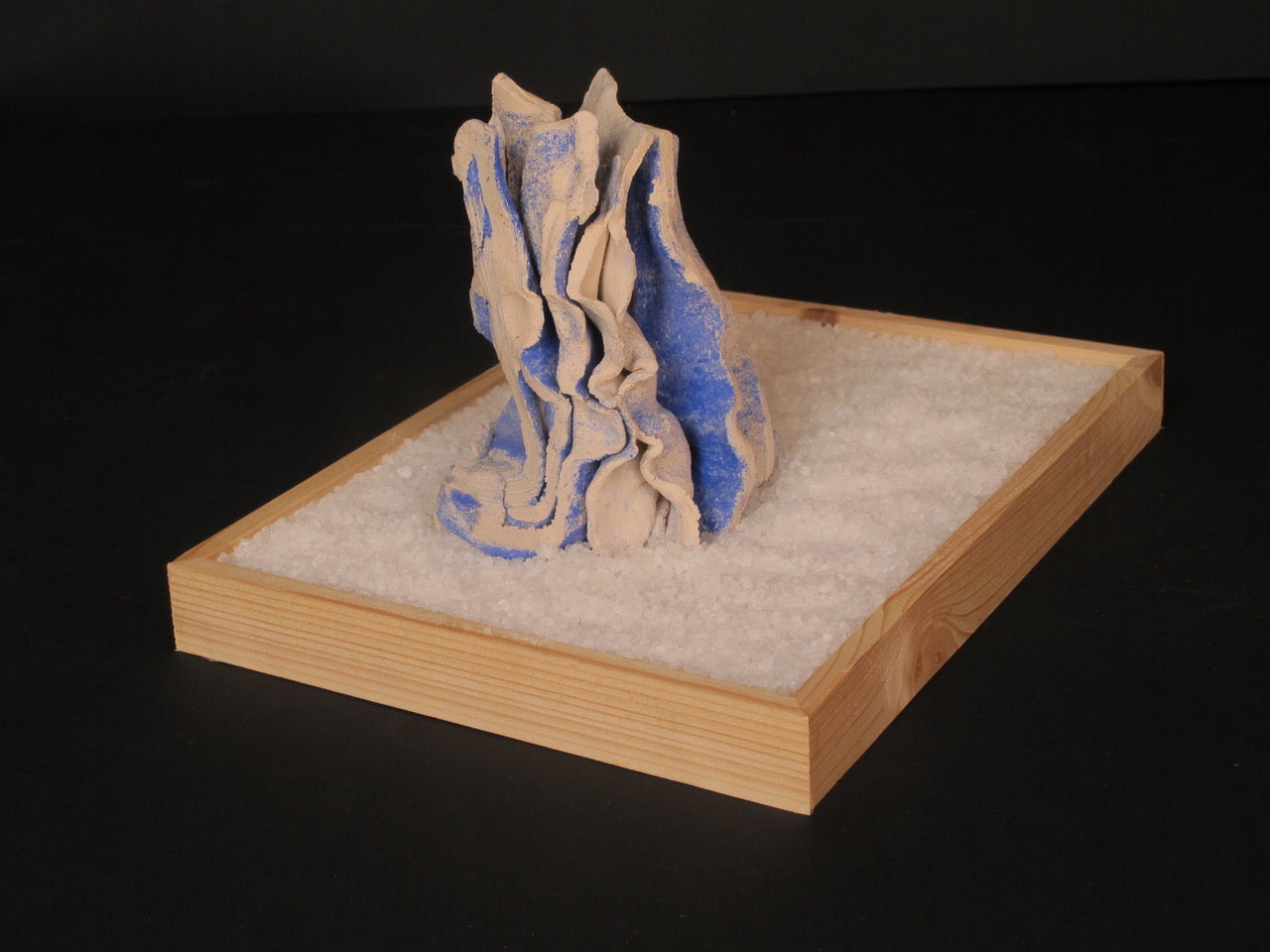 Scultura "giardinetto blu" una Scultura da tavola in argilla refrattario con base in legno e tappeto di sale.