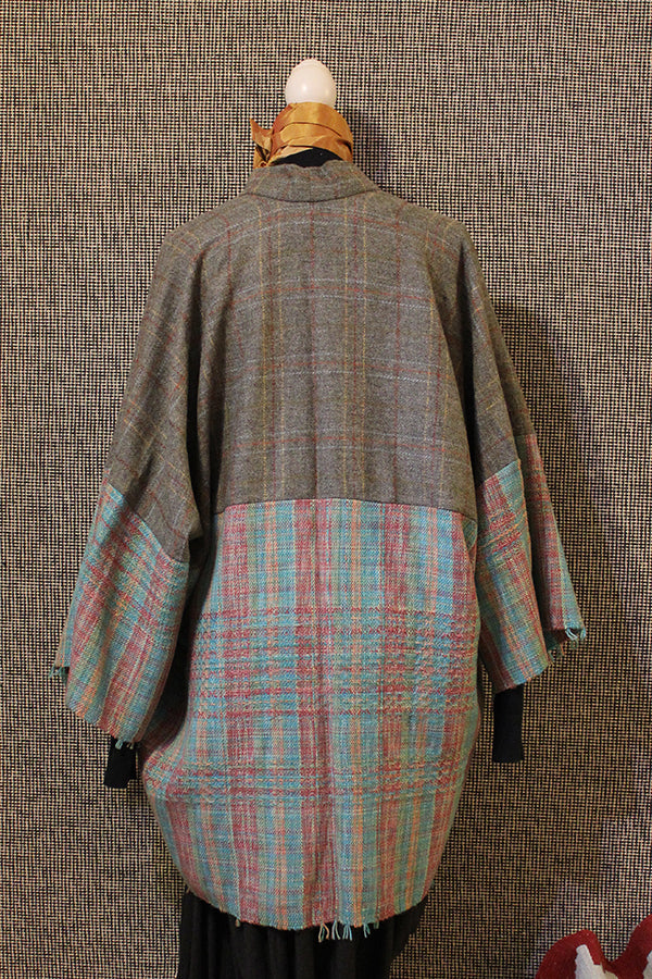 kimono tessuto a mano visto da dietro su manichino