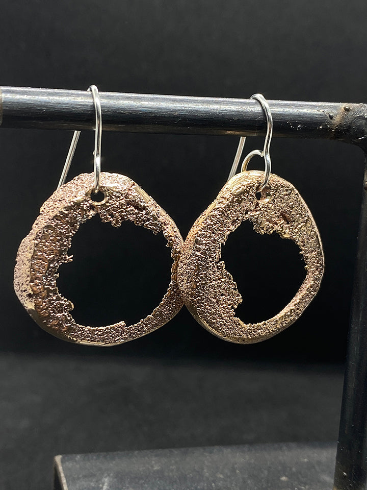 Orecchini fatti a mano in bronzo, pezzo unico 