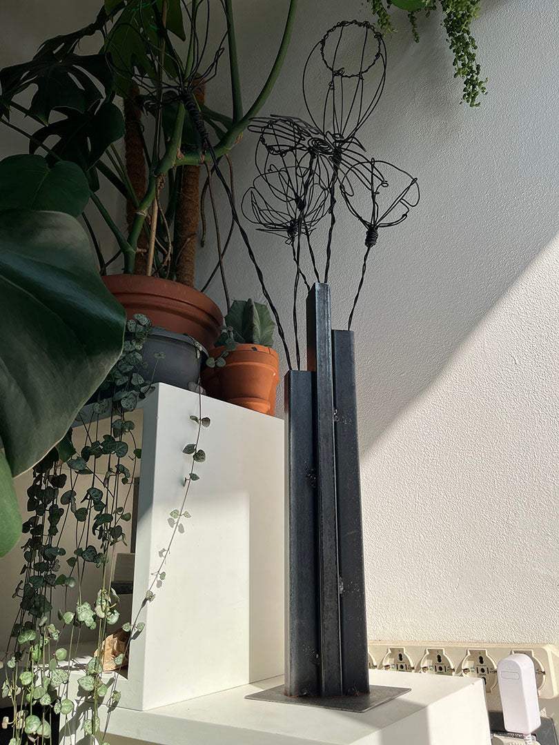 vaso con fiori in fil di ferro