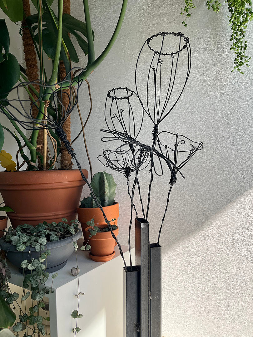 vaso con fiori in fil di ferro